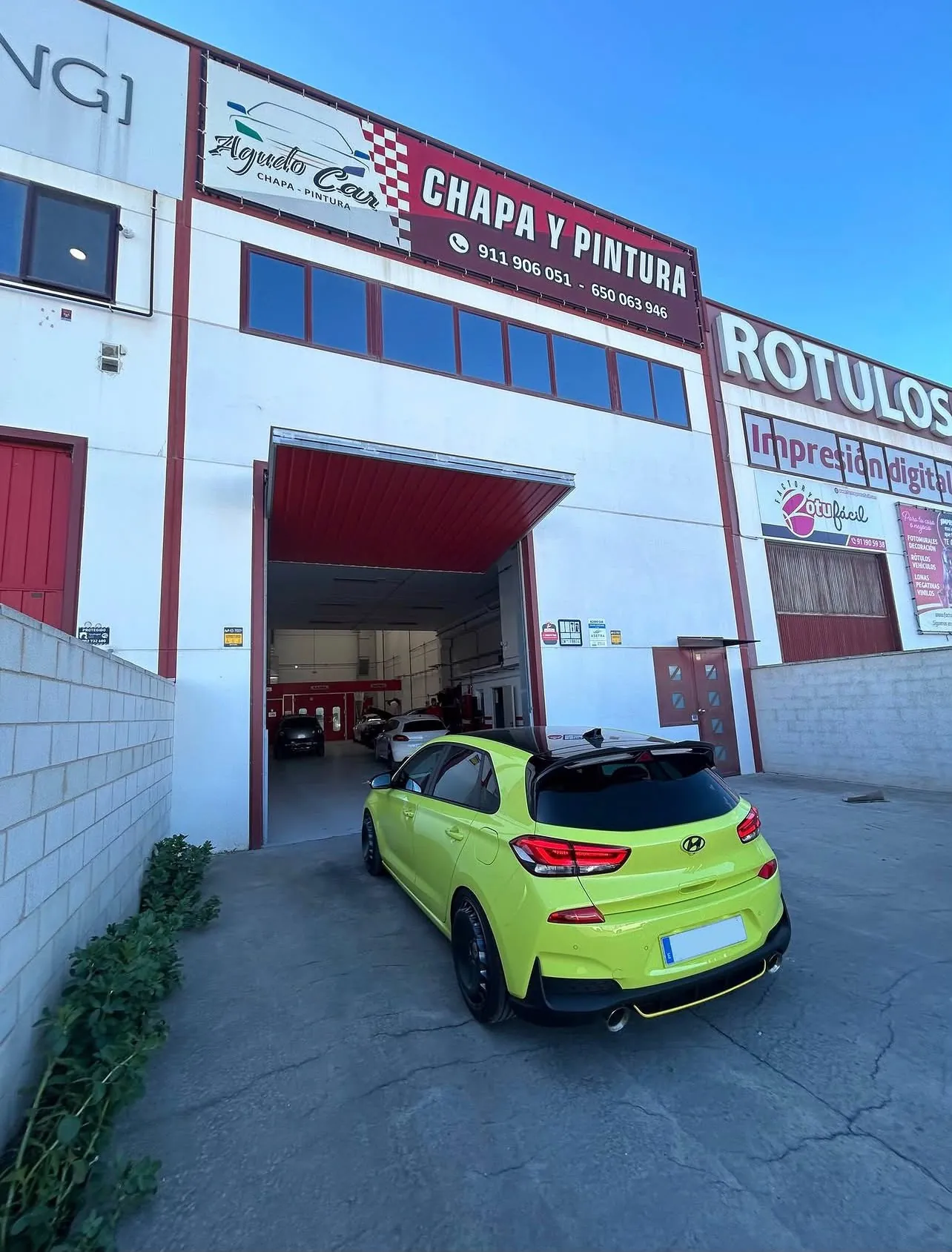 Fachada del taller Agudo Car en Parla con un Hyundai i30 N verde recién trabajado