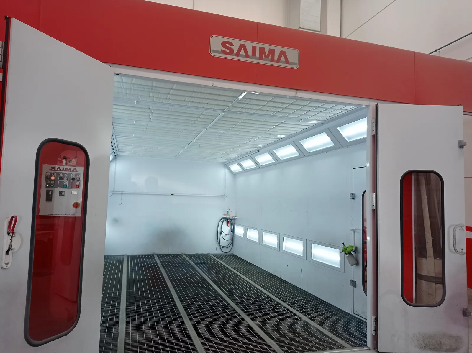 Cabina de pintura profesional del taller Agudo Car