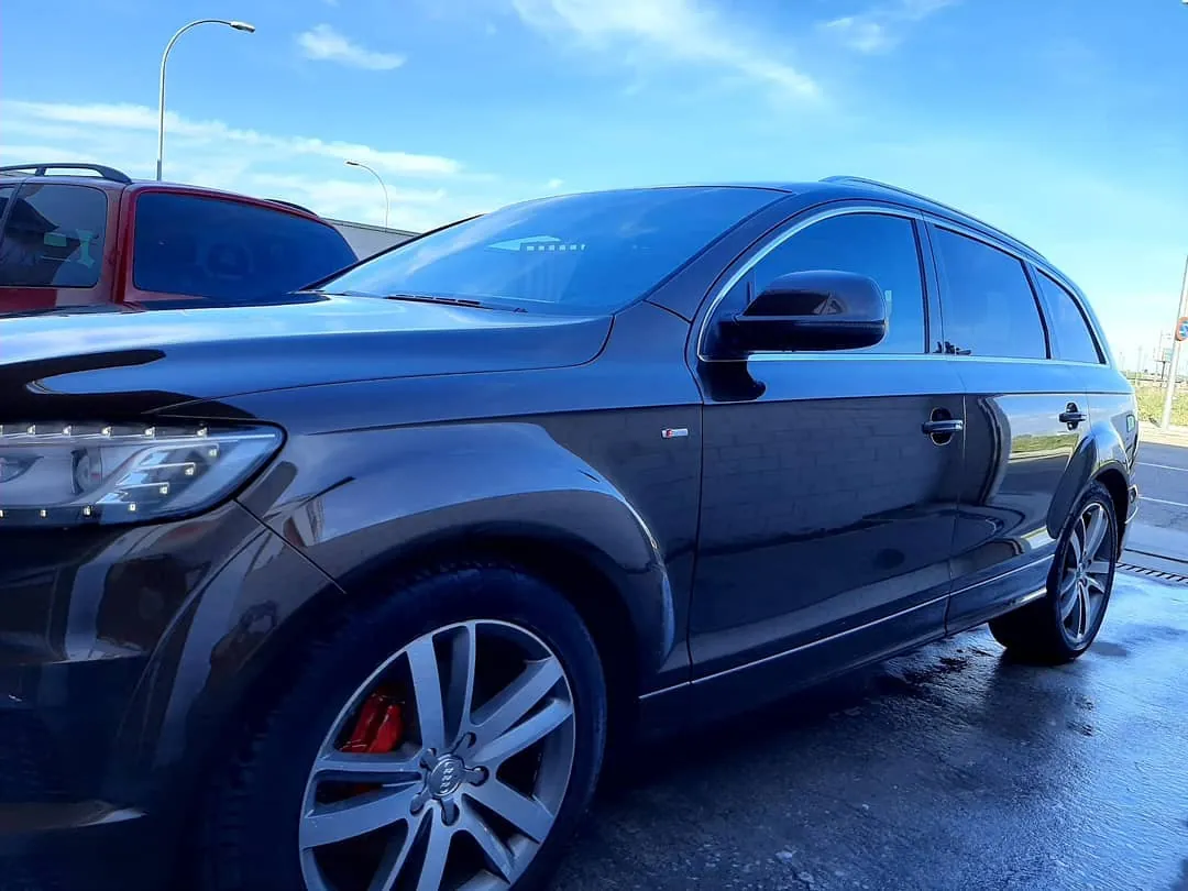 Audi Q7 azul reparado en el taller