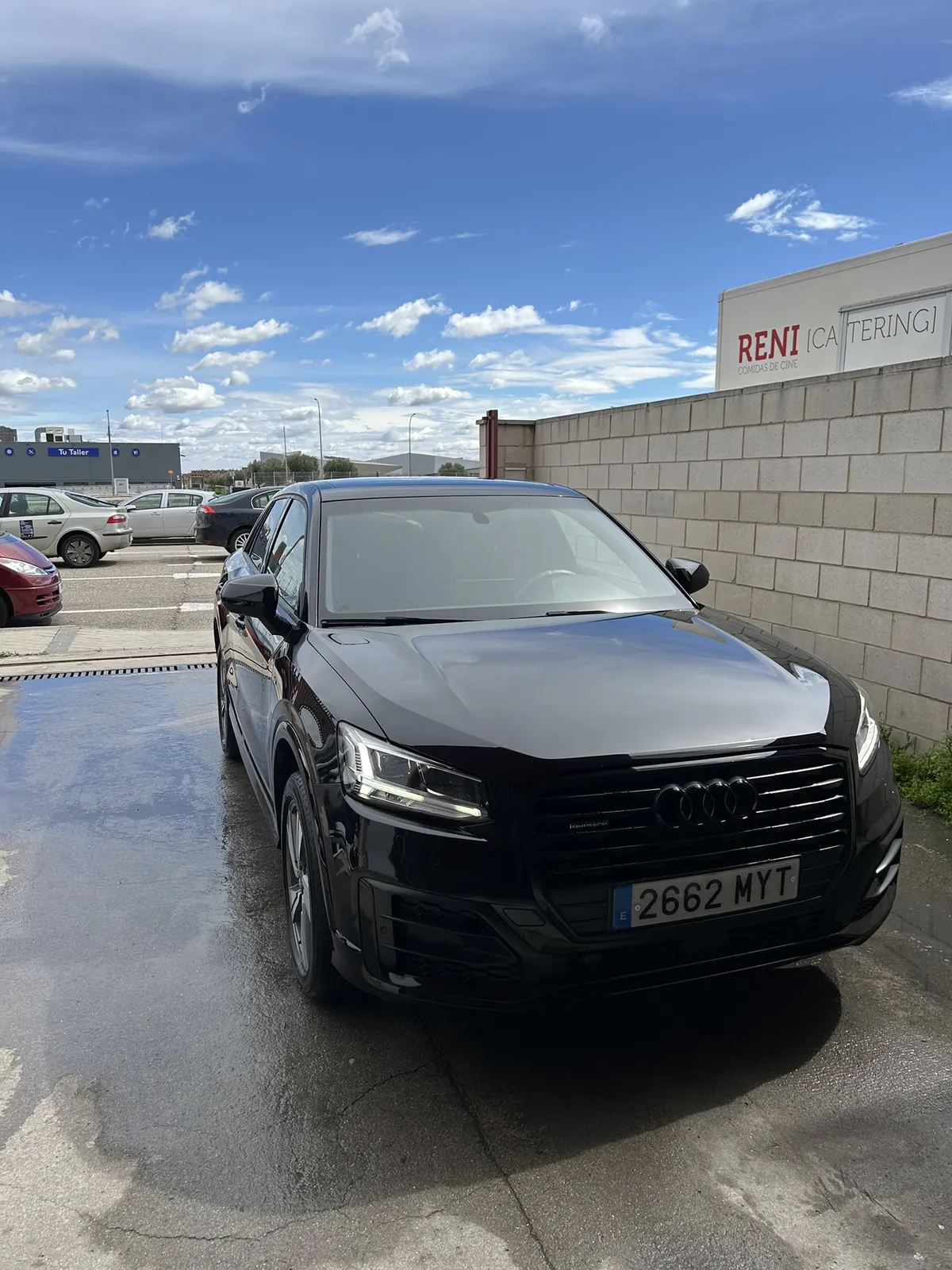 Audi Q2 negro tras reparación de chapa y pintura