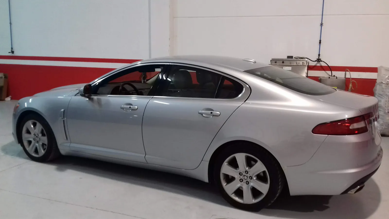 Jaguar XF plateado tras trabajo de carrocería