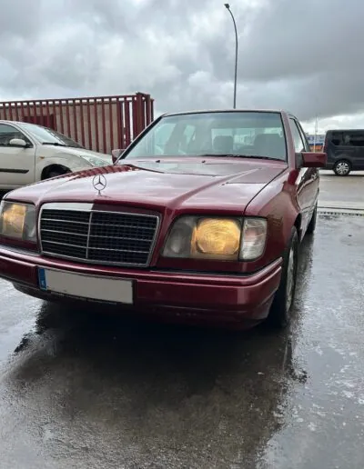 Mercedes W124 clásico granate