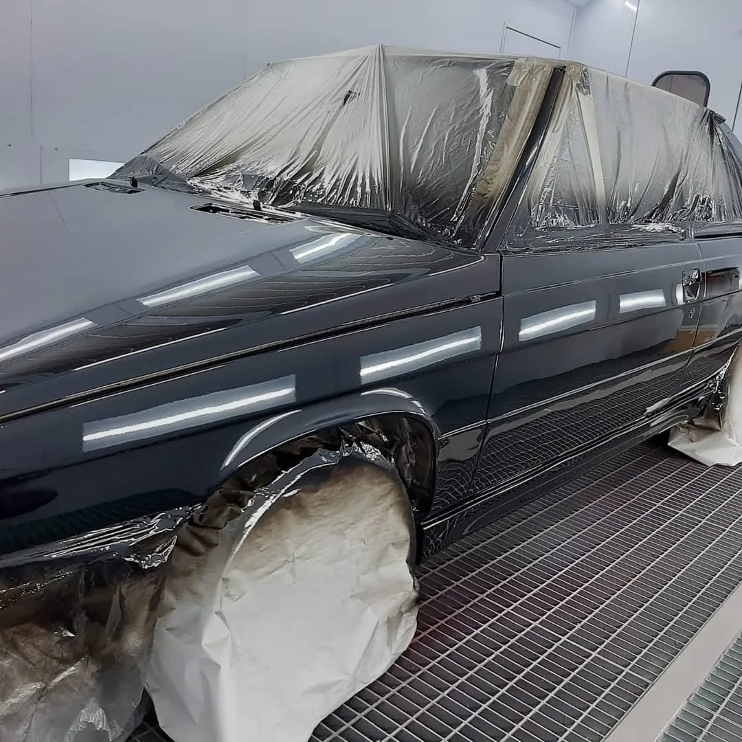 Renault 11 Turbo clásico restaurado con pintura negra de acabado espejo en cabina