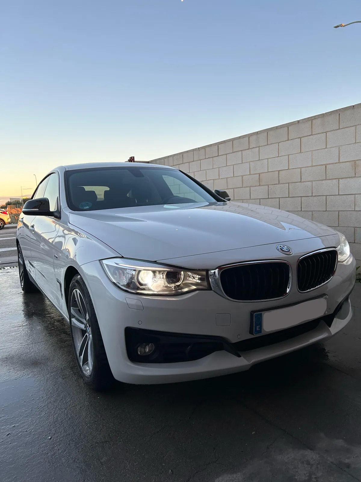 BMW Serie 3 GT blanco tras reparación de carrocería