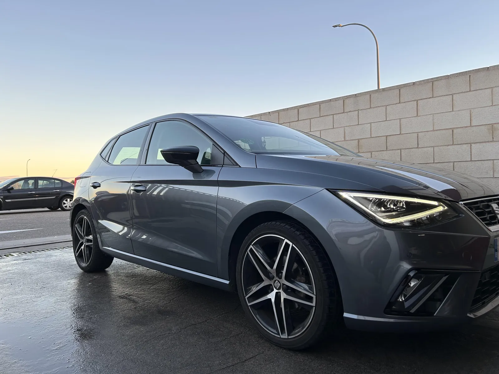 Seat León gris con acabado tras el pintado